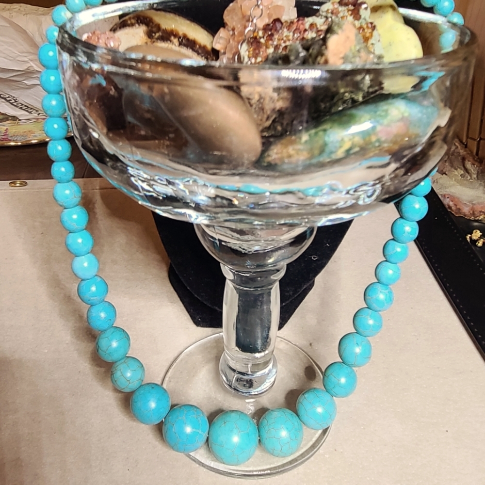 Turquoise Dyed Howlite Graduated Bead Necklace